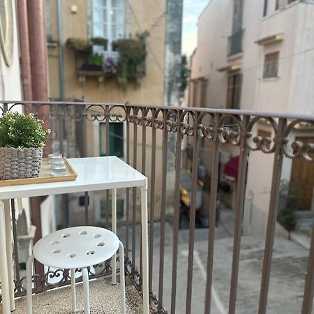F Home Ното Екстер'єр фото